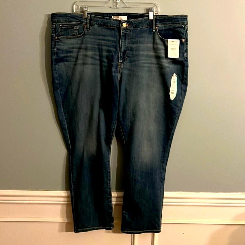 Levi’s mid rise straight New Women’s plus size 26 short 38 x 30” inseam